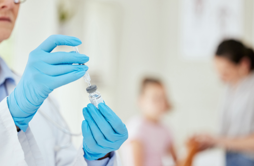 Mentiras sobre las vacunas contra la COVID-19: la peligrosa pandemia de la desinformación